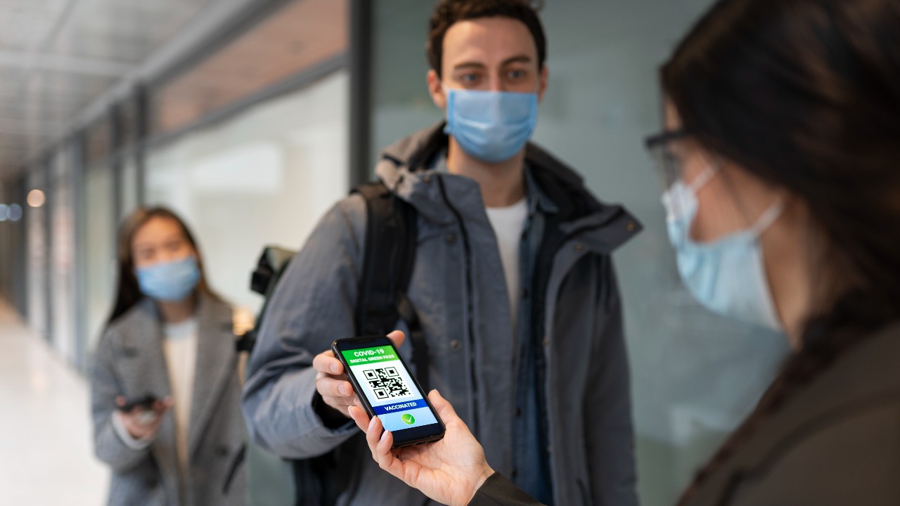 people with masks traveling with vaccination passport